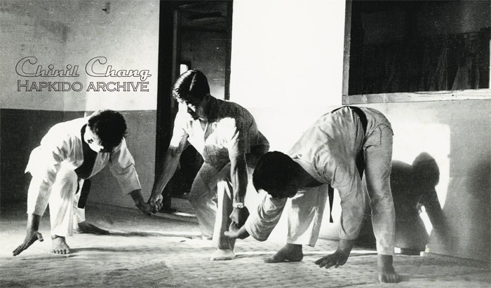 Chang shows a finger lock technique